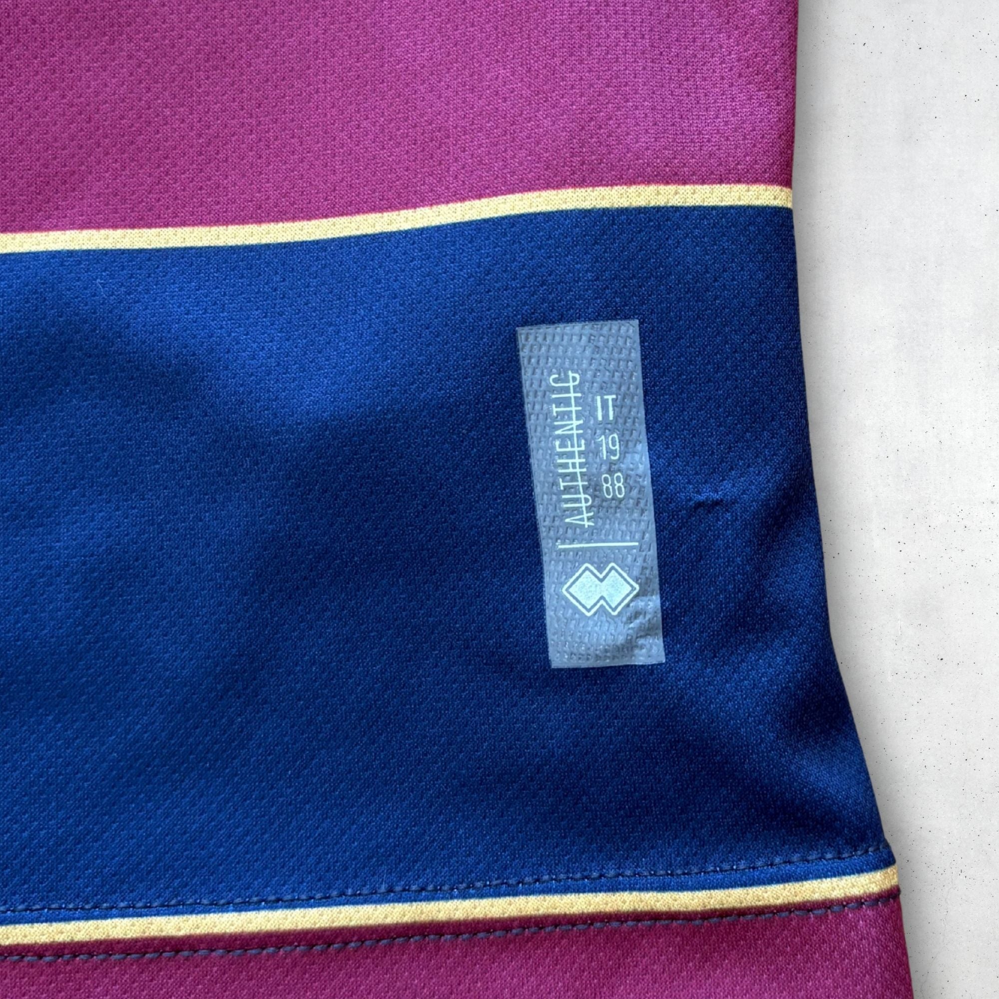 Queens Park Rangers 2022 Away Shirt (Small)