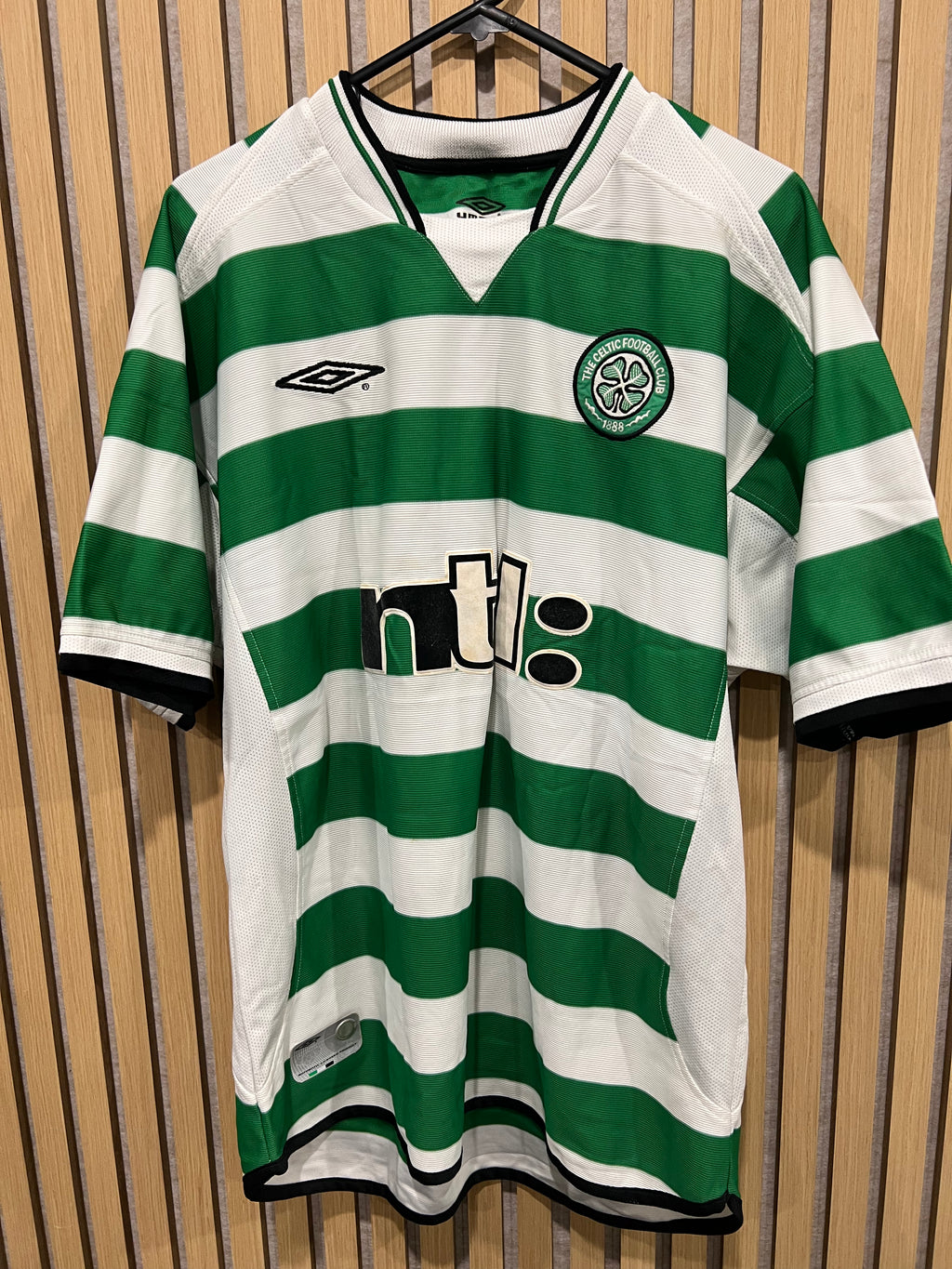 Celtic 2001 Home Shirt (Large)